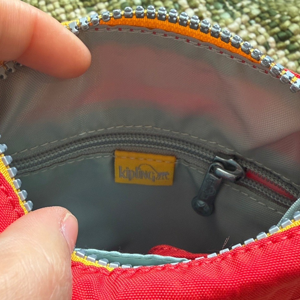 The bag is a Kipling model in a crossbody or shoulder style. - Picture 6 of 7